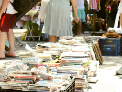 Person making a contactless payment at a market stall in Brazil